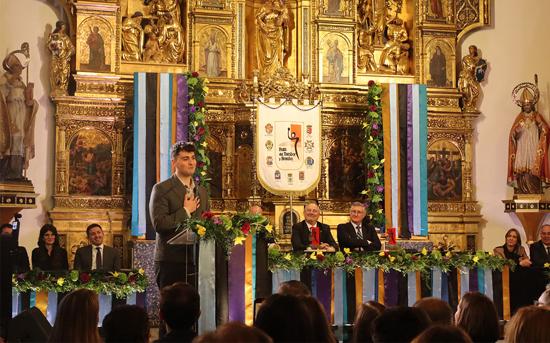 El cantante, compositor y jotero aragonés Juanjo Bona durante el pregón. / S.C.