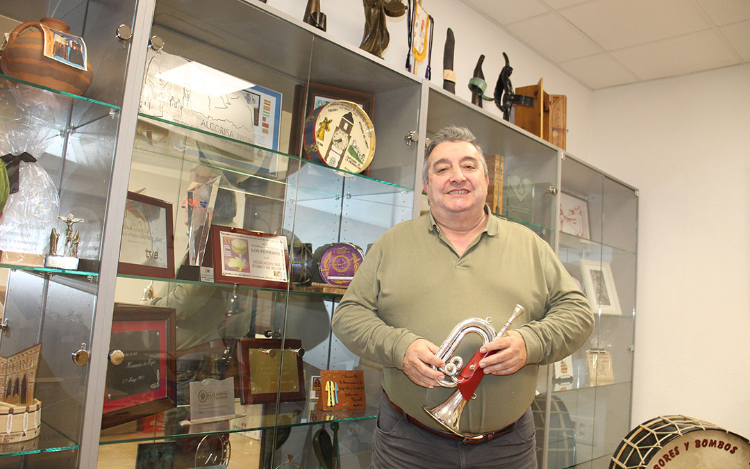 Pedro Monzón Moreno, alabardero "de toda la vida", en el ayuntamiento de Híjar a horas de recibir el Tambor Noble de la Ruta del Tambor y Bombo 2026. / B. Severino