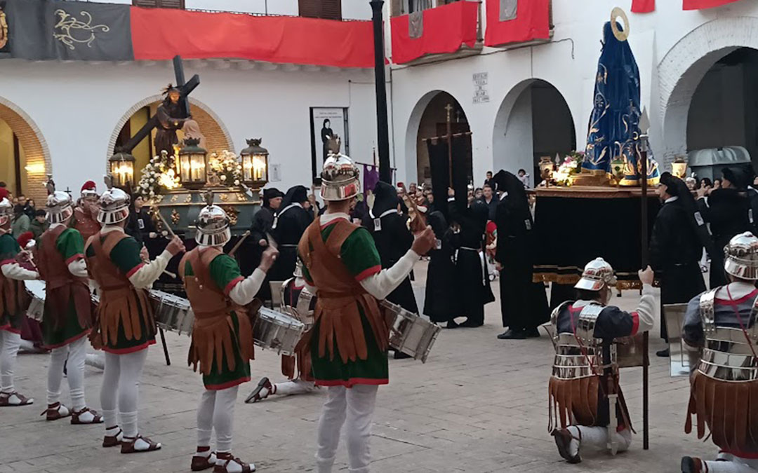 Procesión de Las Pláticas en Híjar en el momento del Encuentro en la plaza. / EsHíjar