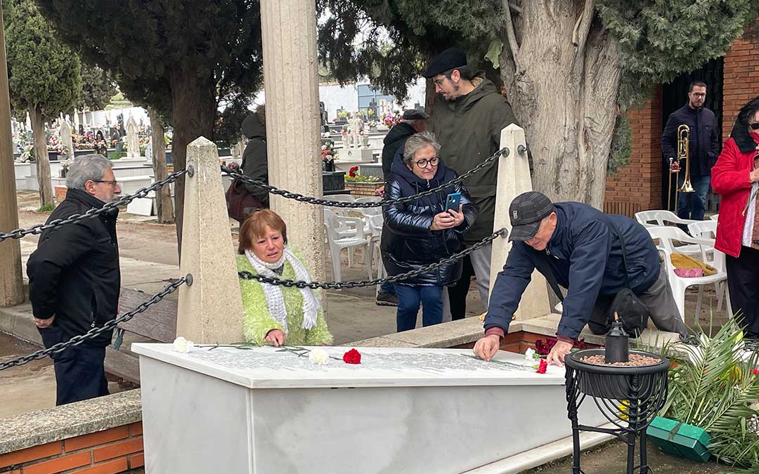 Momento en el que se han posado los claveles sobre las losas./ S.F.