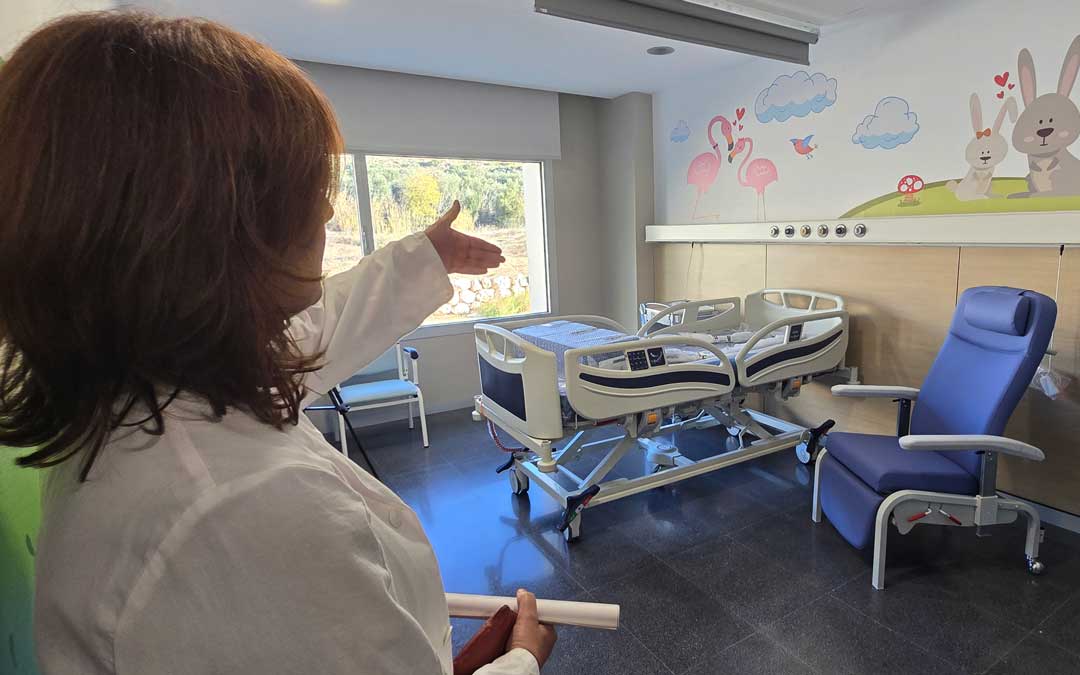 La directora del Hospital, Carmen Gan, muestra una de las habitaciones del Hospital./ L.C.