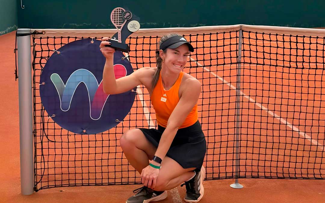 Irene Burillo con el trofeo del torneo./ Cedida