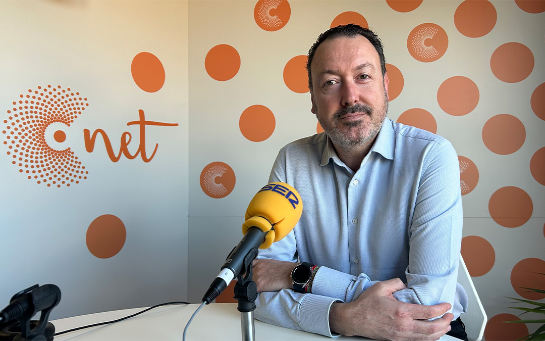 Javier Climent, concejal de Cultura en Alcañiz, en el estudio de Radio La Comarca./ L.O.