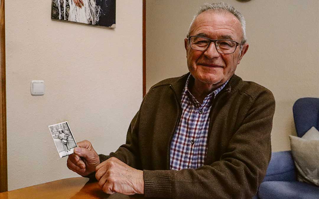Joaquín Lahoz, conocido en el pueblo como ‘El Manzanas’ será este año el Rompedor de la Hora. Posa con una fotografía suya cuando empezó a tocar el tambor / C. Ortiz
