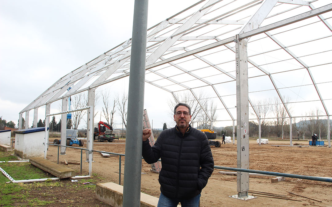 El alcalde de La Puebla de Híjar, Pedro Bello, en el montaje de la carpa con capacidad para 1.500 personas en el campo de fútbol donde se celebrarán los actos centrales de la Tamborada Nacional 2026. / L.O