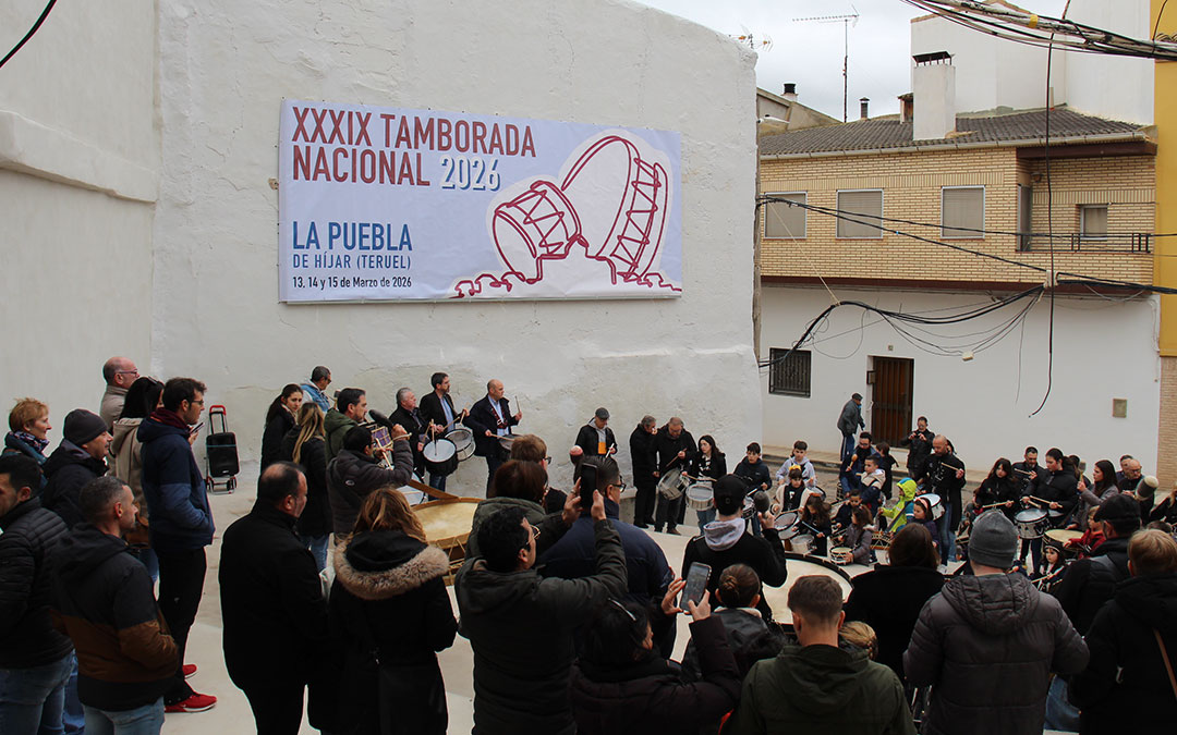 Presentación de la Tamborada Nacional de La Puebla de Híjar en el anfiteatro de la calle Mayor. / L.O