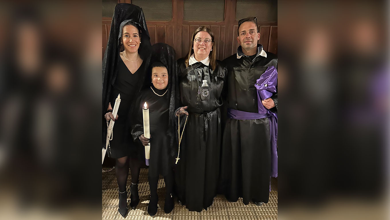 El año pasado, la pequeña salió de Manola con su tía Sofía Insa, mientras su tío Pedro es fijo en el Nazareno. / Archivo familiar