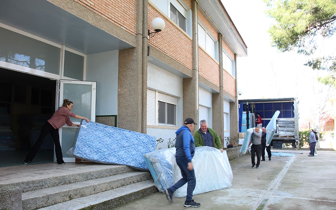 Montaje de las literas en el colegio de La Puebla de Híjar para la Tamborada Nacional 2026. / B. Severino