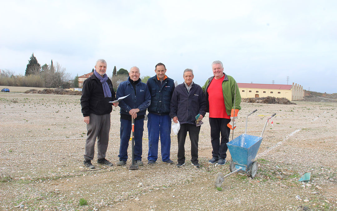 Miguel Ángel Gareta, Joaquín Esteban, Jesús Guallar, Manolo Lambea y Pedro Luis Guallar son parte del equipo de voluntarios de los aparcamientos. Eso implica, marcar las plazas. / B. Severino