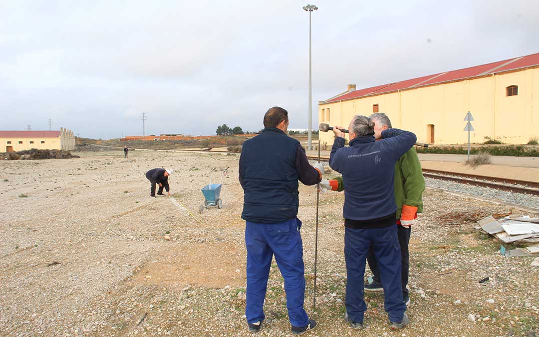 Voluntarios marcando las plazas de aparcamiento en la Azucarera a golpe de carretilla para la Tamborada Nacional. / B. Severino