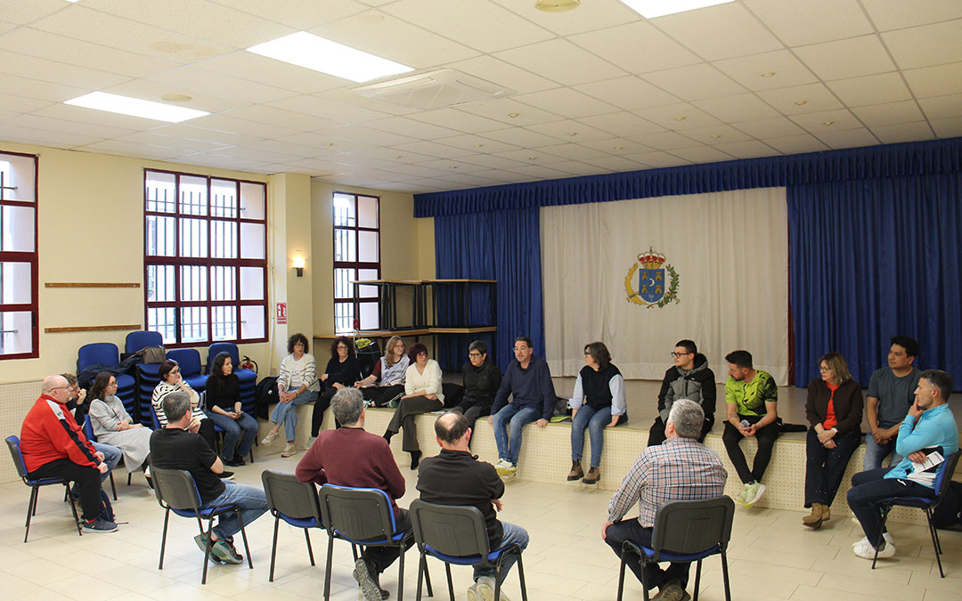 Reunión de uno de los grupos para perfilar detalles de cara a la Tamborada Nacional de La Puebla. / B. Severino