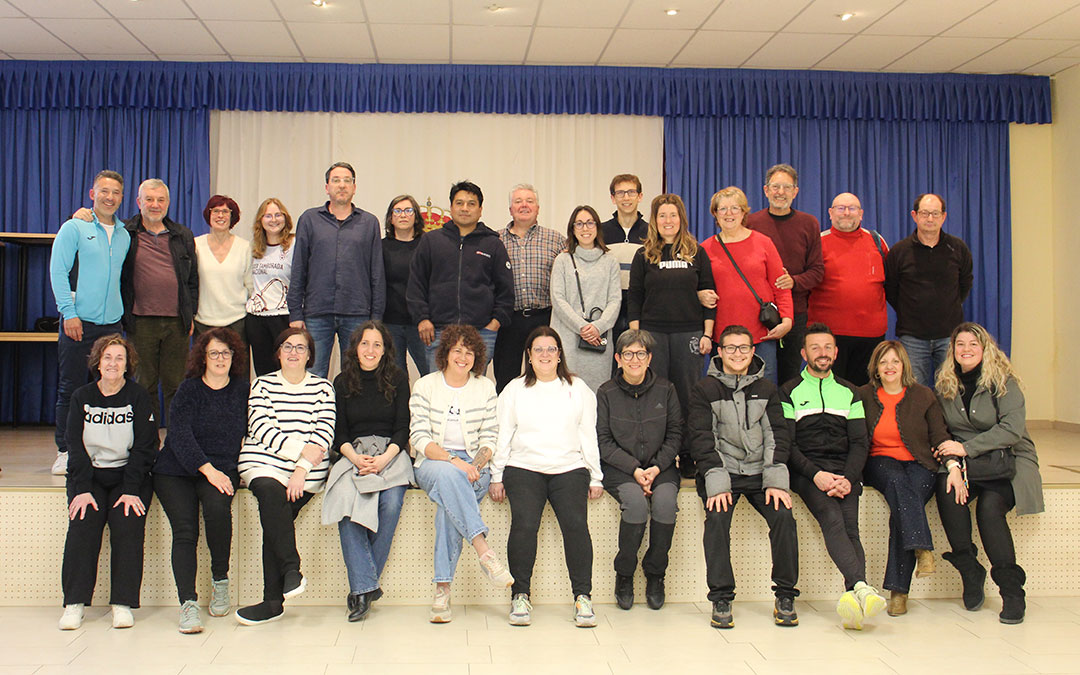 Una representación de personas voluntarias, colaboradoras y ayuntamiento, tras la última asamblea antes de la Tamborada Nacional en El Granero. / B. Severino