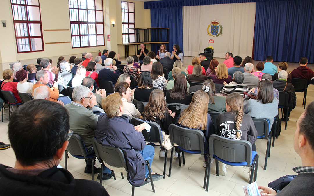 Asamblea entre voluntariado, Ayuntamiento y público para conocer detalles y resolver dudas antes de la Tamborada Nacional en La Puebla. / B. Severino