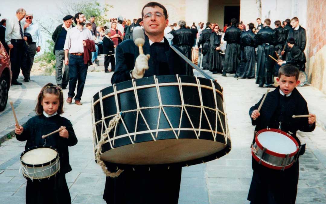 Jesús Laborda procesionando con sus dos hijos. El tambor siempre fue requisito imprescindible para la familia. / CEDIDA