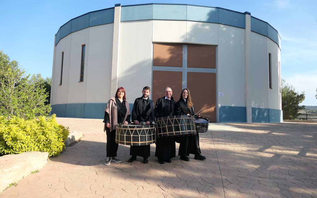 Merche y Jesús posan con sus dos hijos: Eva y Jorge, frente al ‘Tambor’ del Calvario, donde cada año se toman esta misma foto. / M.M.R.