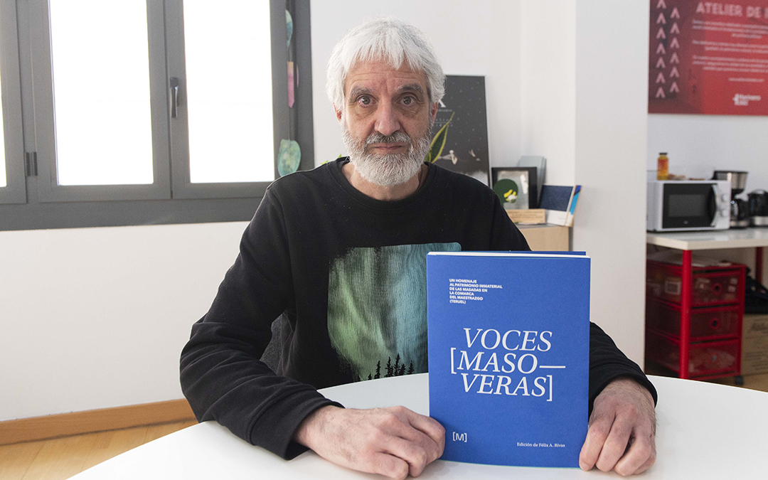 Félix A. Rivas, con su libro, 'Voces masoveras'. / La Comarca