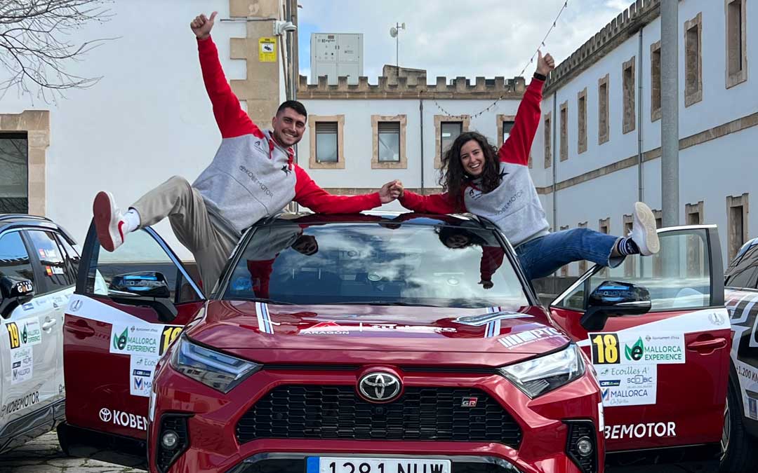 Laura Aparicio y Jorge Garcés posan con el vehículo que les ha dado la segunda posición./ L.A.