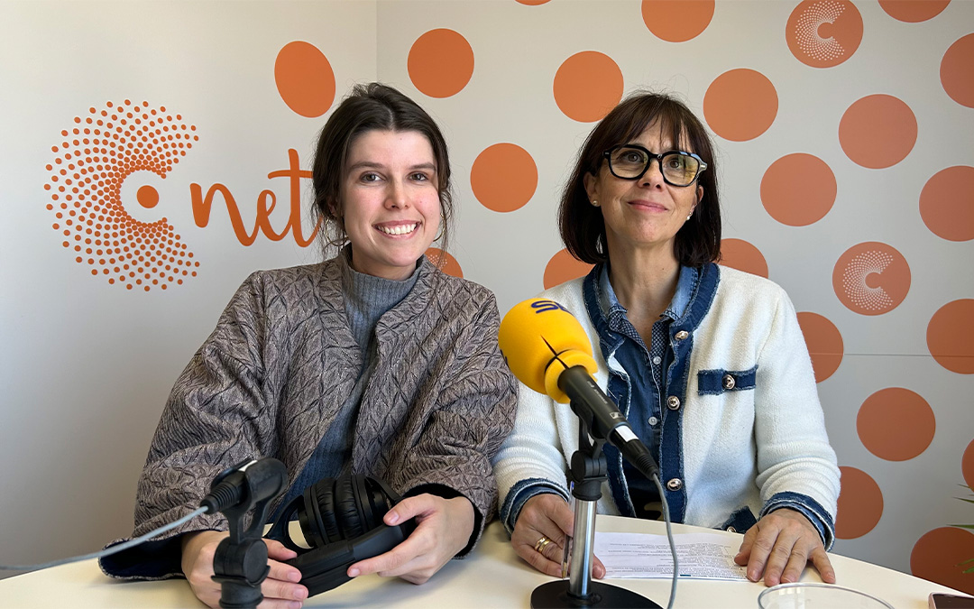 Laura Negro, técnico de Formación y Empleo, y Guadalupe Martínez, responsable de Formación y Empleo, en el estudio de Radio La Comarca./ L.O