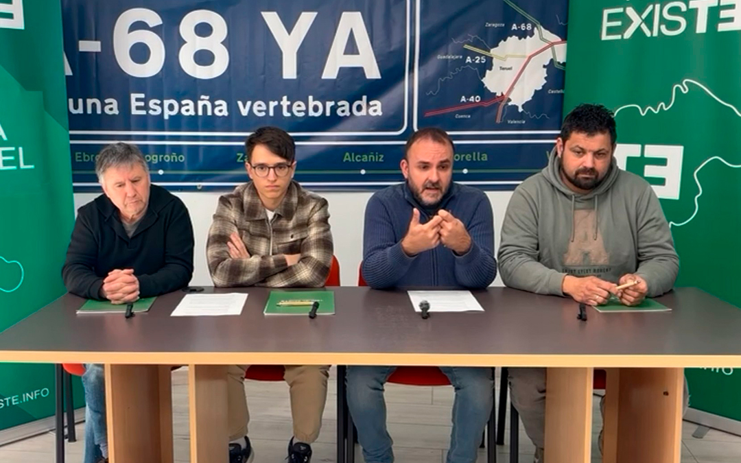 De izq. a dcha. el diputado provincial en Teruel Javier Ciprés, Daniel Sancho, Jorge Santafé y Juan Miguel Monclús (alcalde de Calaceite), en una rueda de prensa ofrecida este martes en contra de la MAT. / Cedida