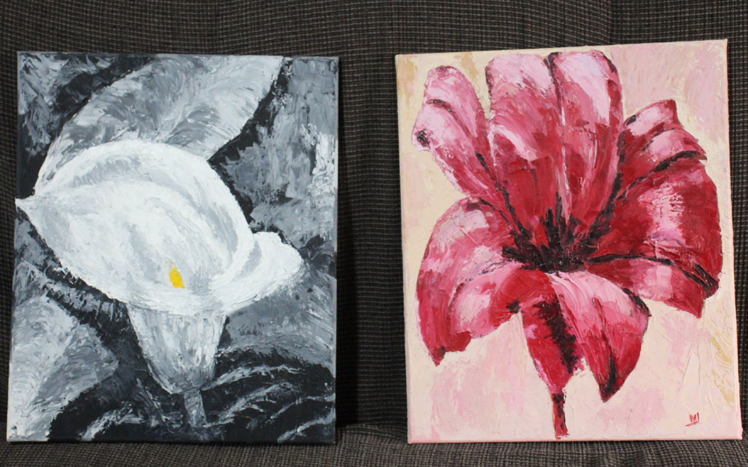 Dos flores pintadas con espátula. / Manuela Estaña