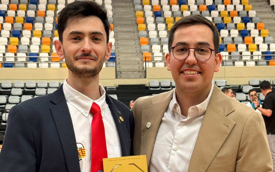 El castelserano Marcos Hernández recibió el premio de parte de David Peralta, actual director de arbitraje del Open de Aragón de Taekwondo/D.P.
