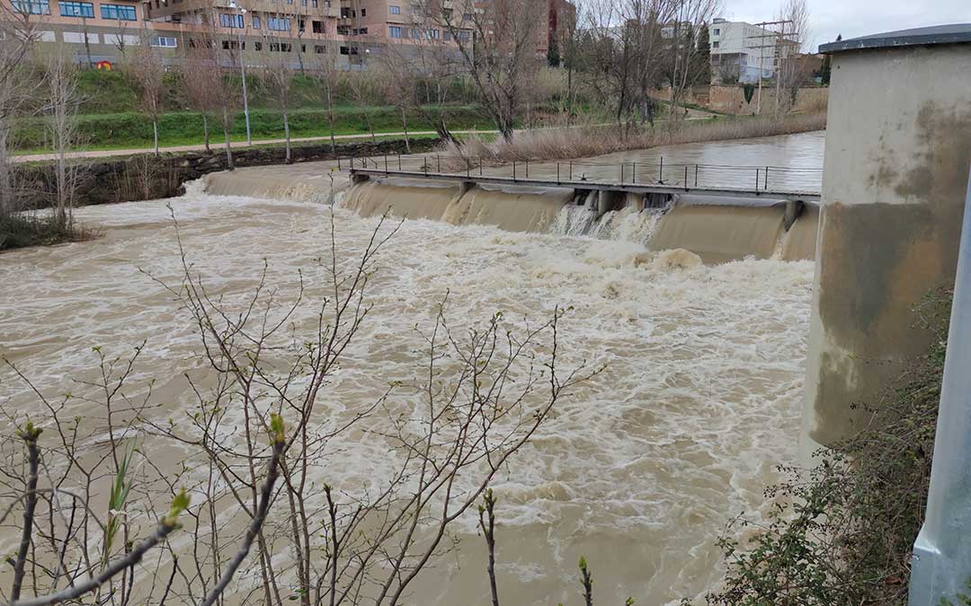 Crecida del río Guadalope a su paso por Alcañiz este sábado./ Alberto Gracia