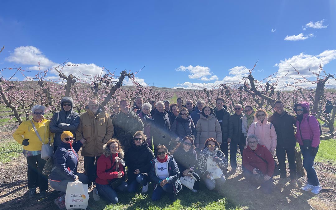 Foto de grupo entre melocotoneros./S.F.