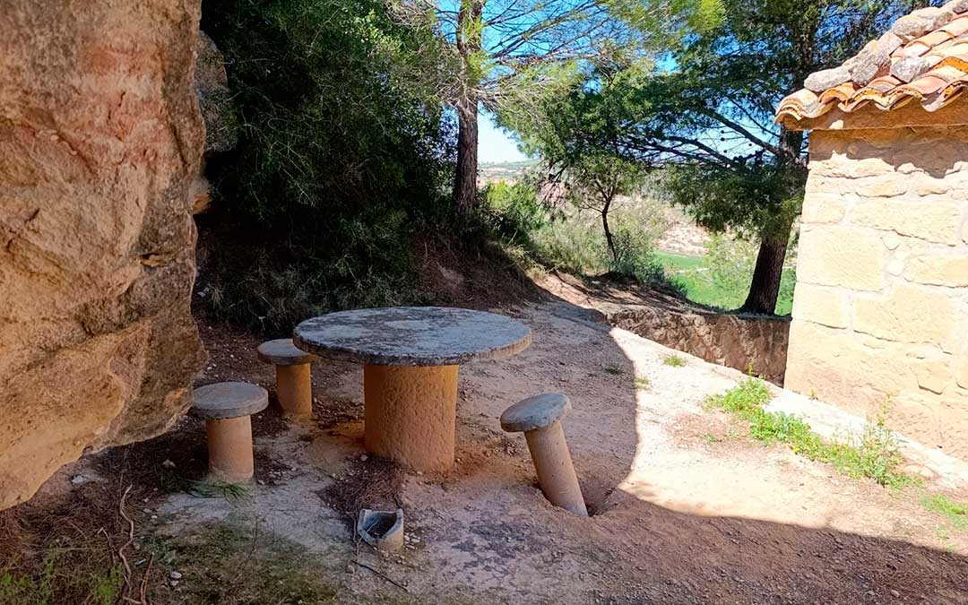 Imagen de cómo ha quedado el merendero tras el vandalismo / La COMARCA