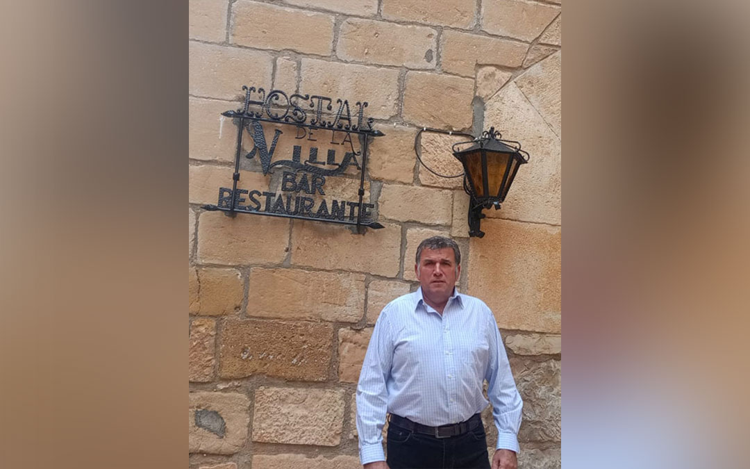 Vicente Bustos en la fachada del Hostal de la Villa que reabrirá este jueves / V.B.