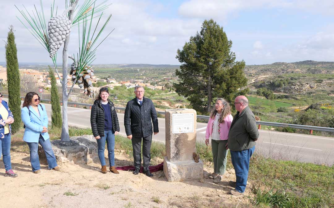 Momento de la inauguración del monumento al pino carrasco. / M.M.R.