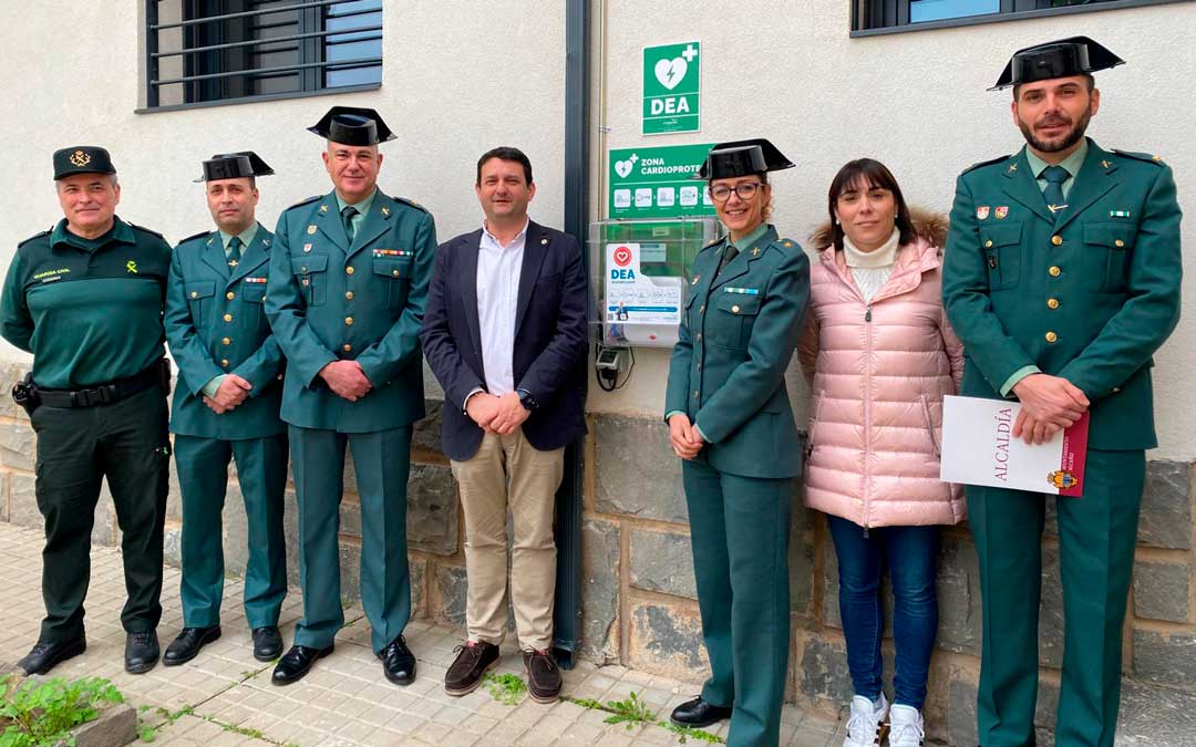 El alcalde, Miguel Ángel Estevan y la concejal, Marta Alquezar, junto a varios miembros de la Guardia Civil. / AYTO