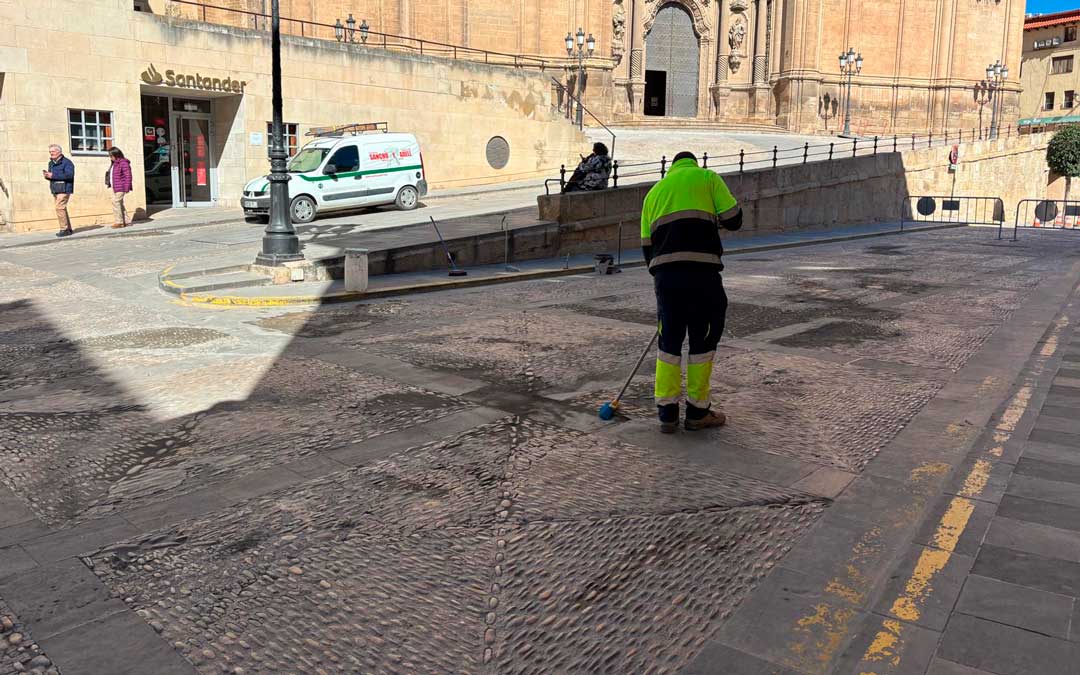 Trabajos de reparación de baches y desperfectos en el pavimento de la plaza. / M.M.R.