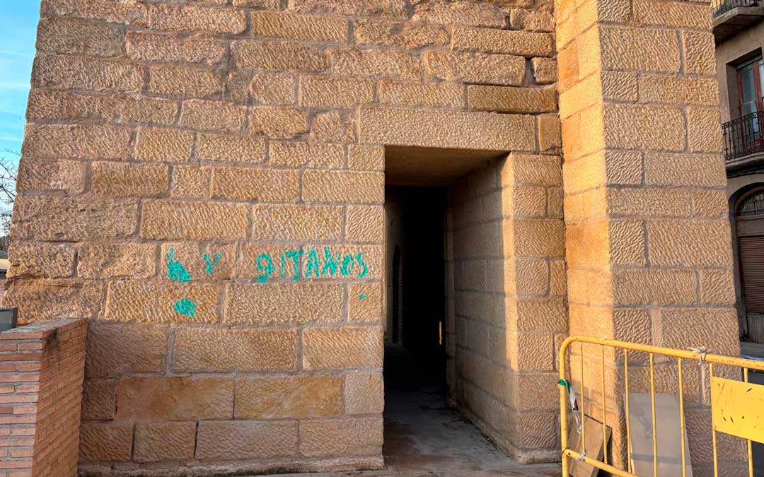 Un mensaje ilegible con tinta azul en el exterior del segundo Torreón./ M.M.R.