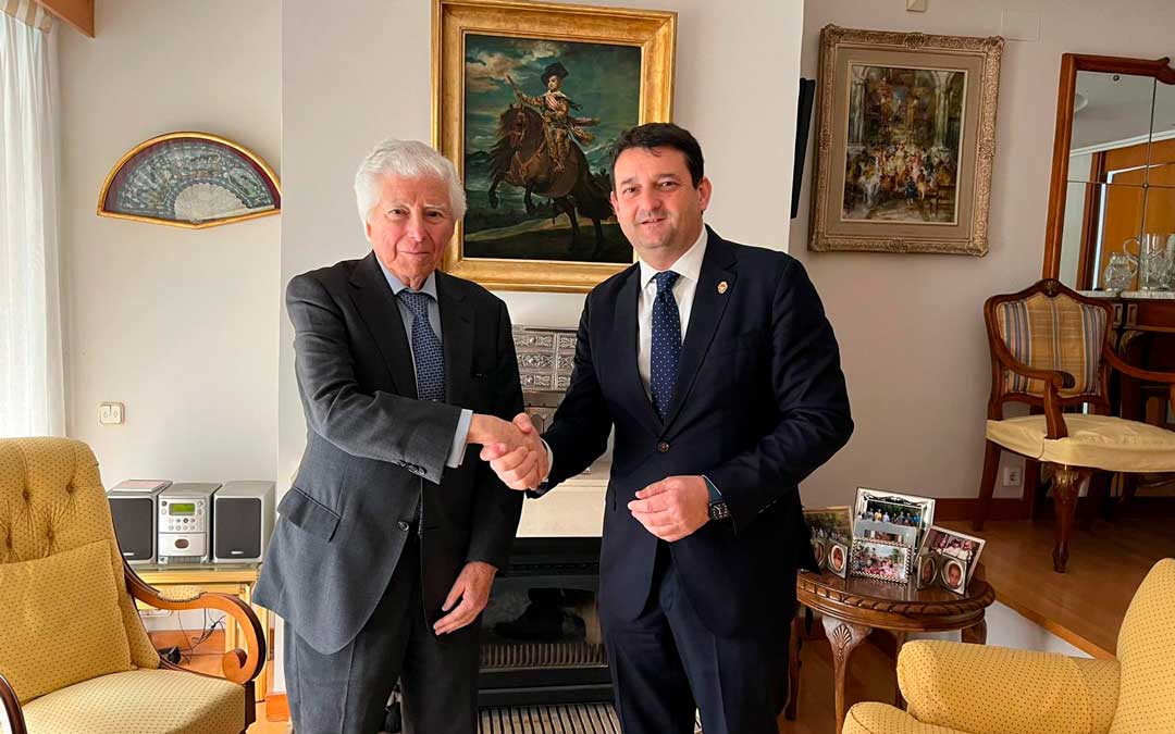 El pregonero de 2026, Antonio Bascones, junto al alcalde de Alcañiz, Miguel Ángel Estevan./ AYTO ALCAÑIZ