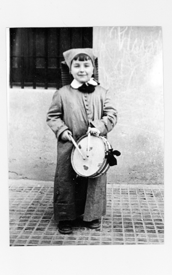 Antonio, de pequeño, con la túnica que le confeccionaron sus tías y el tambor que le compró su padre, que todavía conserva. / Archivo familiar