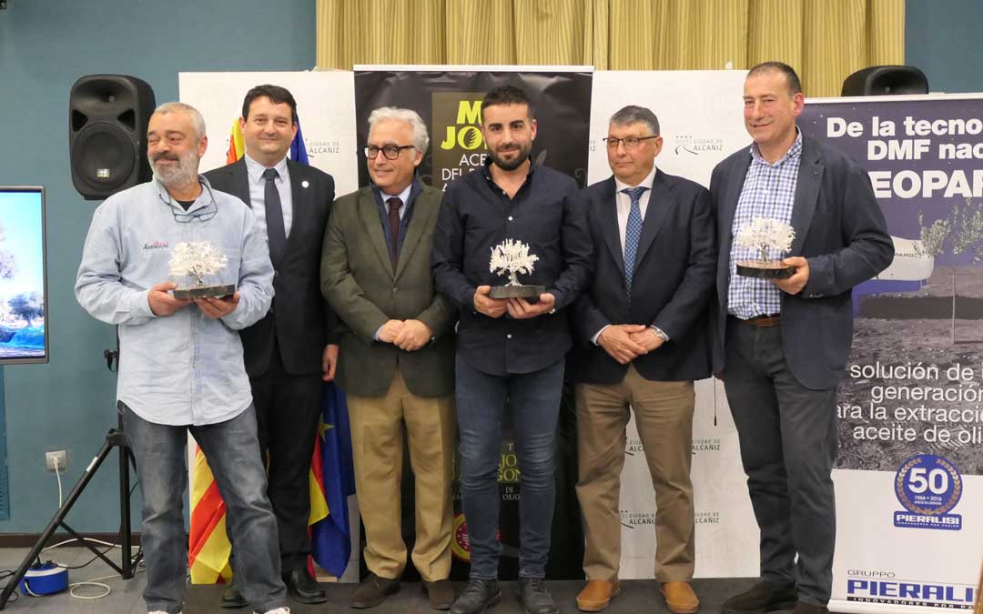 Los tres finalistas junto a las autoridades. / M.M.R.