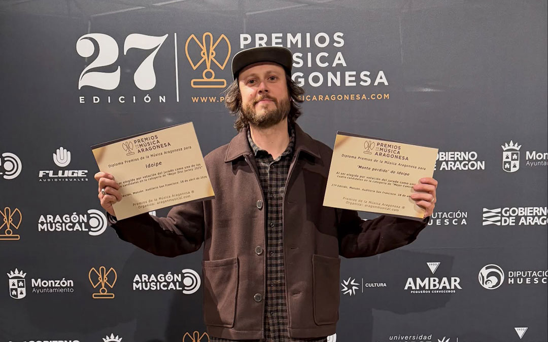 Idoipe muestra sus dos nominaciones a los Premios de la Música Aragonesa 2026. / L.C.