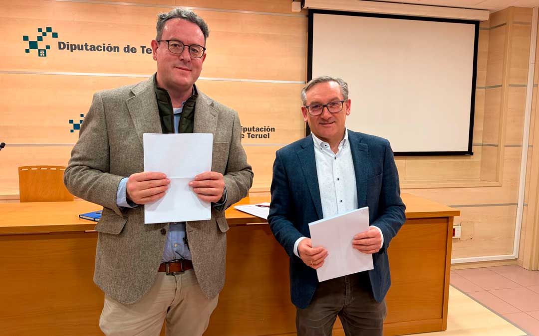 Presentación del Plan con el presidente, Jaoquín Juste, y el diputado delegado de Planes Provinciales, José Luis Alvir./ L.C.