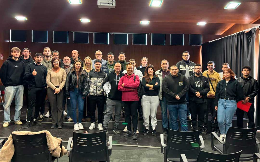 Los alumnos de la nueva edición posan junto con sus profesores y el alcalde de Alcañiz. / M.M.R.