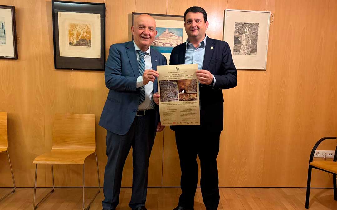 El director del curso, José María Maestre, y el alcalde, Miguel Ángel Estevan con el cartel. / M.M.R.