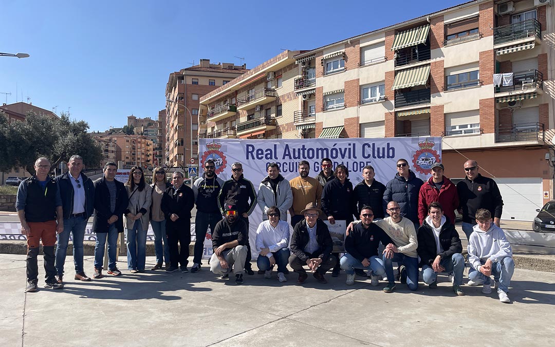 Foto de familia del club, autoridades y representantes de los colegios alcañizanos./ S.F.