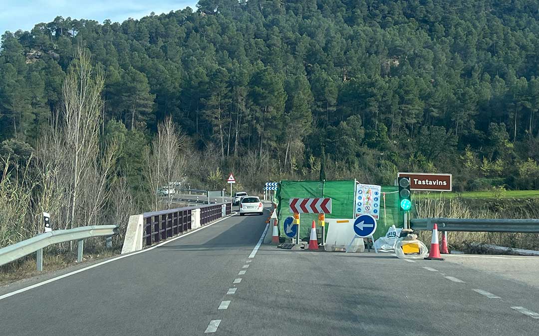 El puente del río Tastavins con un solo carril regulado por un semáforo / L. Castel