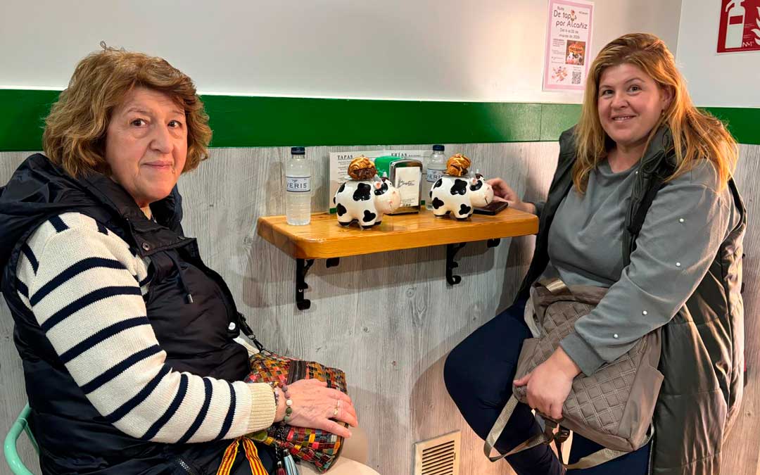 Dos clientas prueban la tapa de La Chesita en la ruta./ M.M.R.