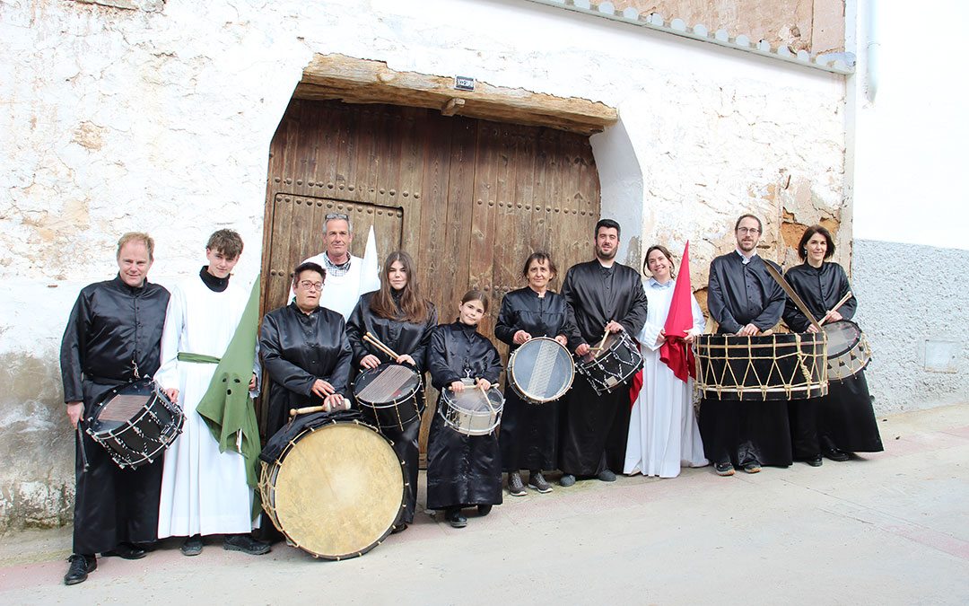 Una parte de la familia Falo Clavero encarnada por la generación actual de primos liderados por los cuatro hijos de los abuelos Manuela y Lorenzo: los hermanos Ana (bombo), Lorenzo -detrás con túnica blanca de la Cama- y Patricia a la derecha. Solo falta Reyes, la mayor, que está representada por su hijo con el bombo al hombro. Posan en la puerta de la casa de Samper, su lugar de convivencia. / B. Severino