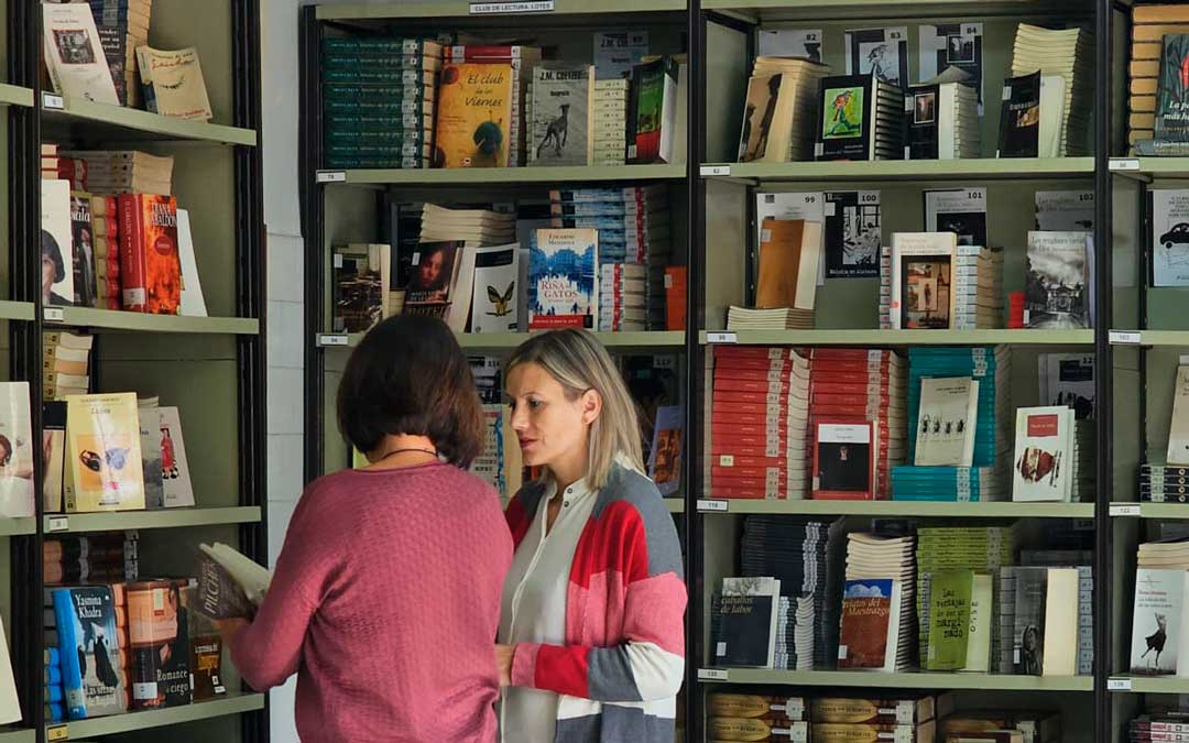 La diputada, BeatrIz Redón en una biblioteca de la provincia. / DPT