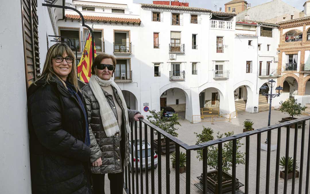 Ana (izqda) y Josefina (dcha.) posan en el mismo balcón desde el que en 2025 y 2024 respectivamente vivieron con una vista privilegiada el momento de Romper la Hora. / M.M.R.