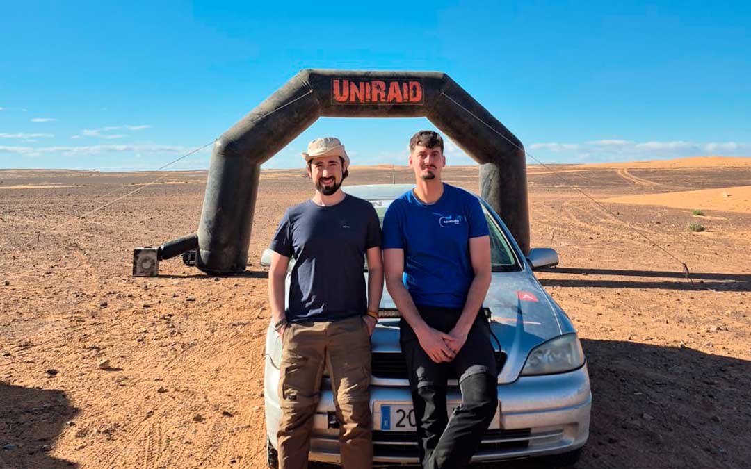 Los ingenieros Javier Sauras y Daniel Zueco, reconocidos con el Premio al Proyecto Solidario del Uniraid./ Cedida