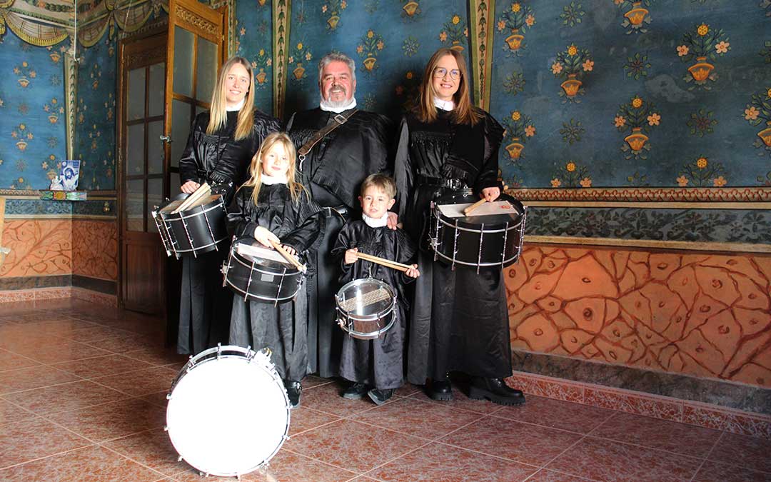 Manuel Tena López dice que no se puede quejar cuando se ve así de bien rodeado por sus hijas Ana (izda.) y Belén Tena Badal y los hijos de esta: Asier de 4 años y Ana, que el Viernes Santo cumplirá los 7. Posan en la casa familiar de los abuelos Ángel Tena y Carmen López, a quienes recuerdan con una sonrisa, ya que de ellos han heredado esta querencia por los tambores. / B. Severino