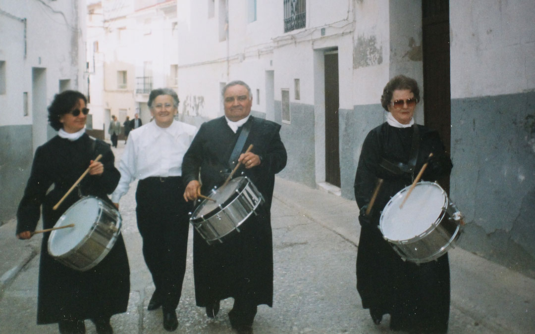 Junto a unos familiares, el matrimonio Ángel y Carmen, con sus gafas de sol y sus guantes y su característica forma de tocar el tambor. Lo hizo, además, cuando no muchas mujeres lo hacían. / Archivo familiar