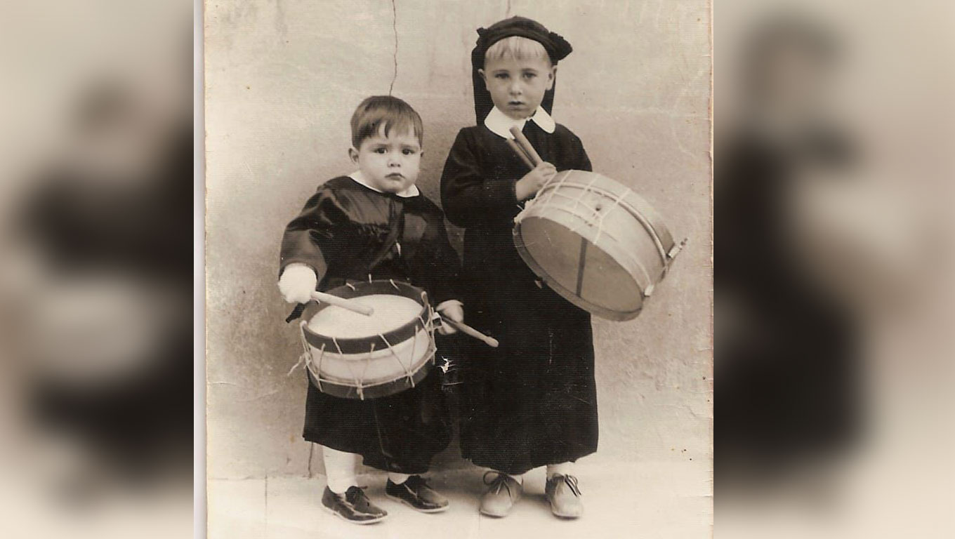 A la izquierda, cuando apenas sabía caminar, Manuel Tena de niño con su tambor. / Archivo familiar